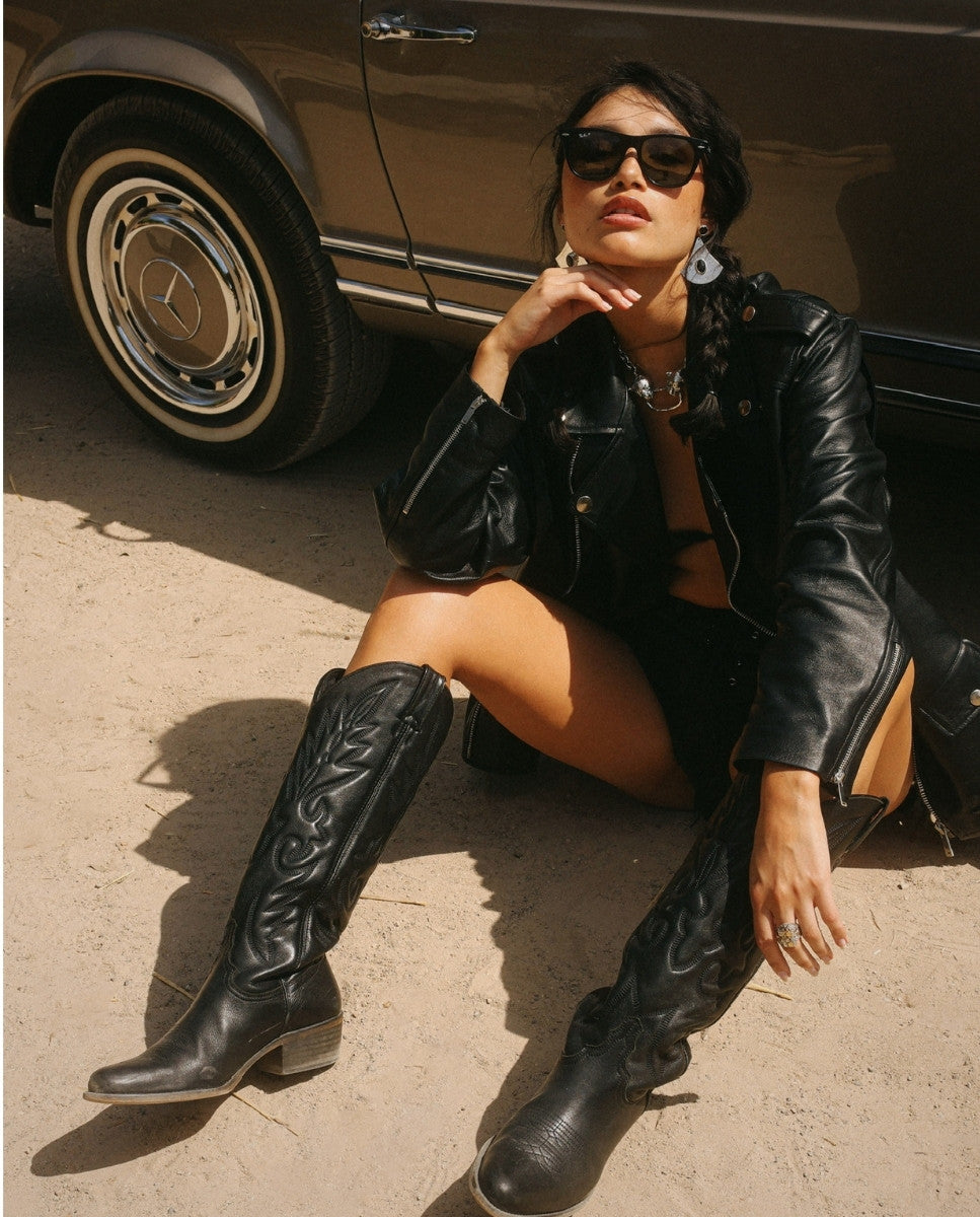 Look total cuero con chaqueta y botas negras cowboy mujer