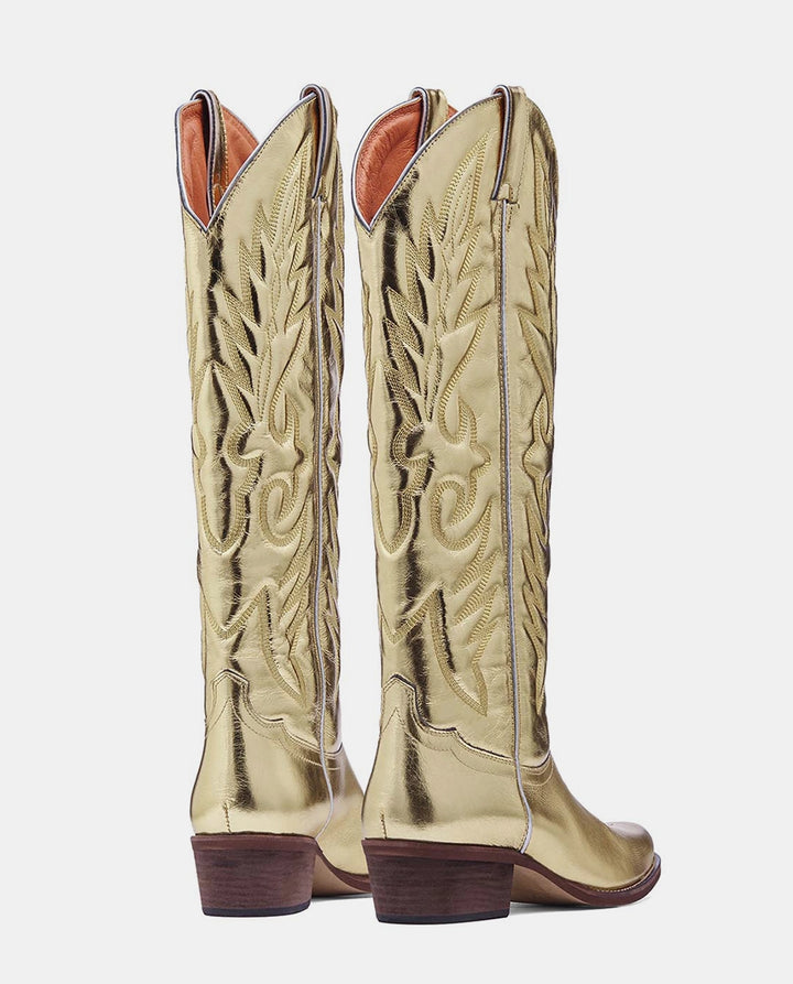 Par de botas cowboy doradas para mujer hechas en cuero