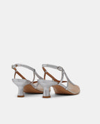 trasera de sandalias color plata con tacón y punta transparente