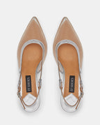 trasera de sandalias color plata con tacón y punta transparente