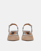 trasera de sandalias color plata con tacón y punta transparente