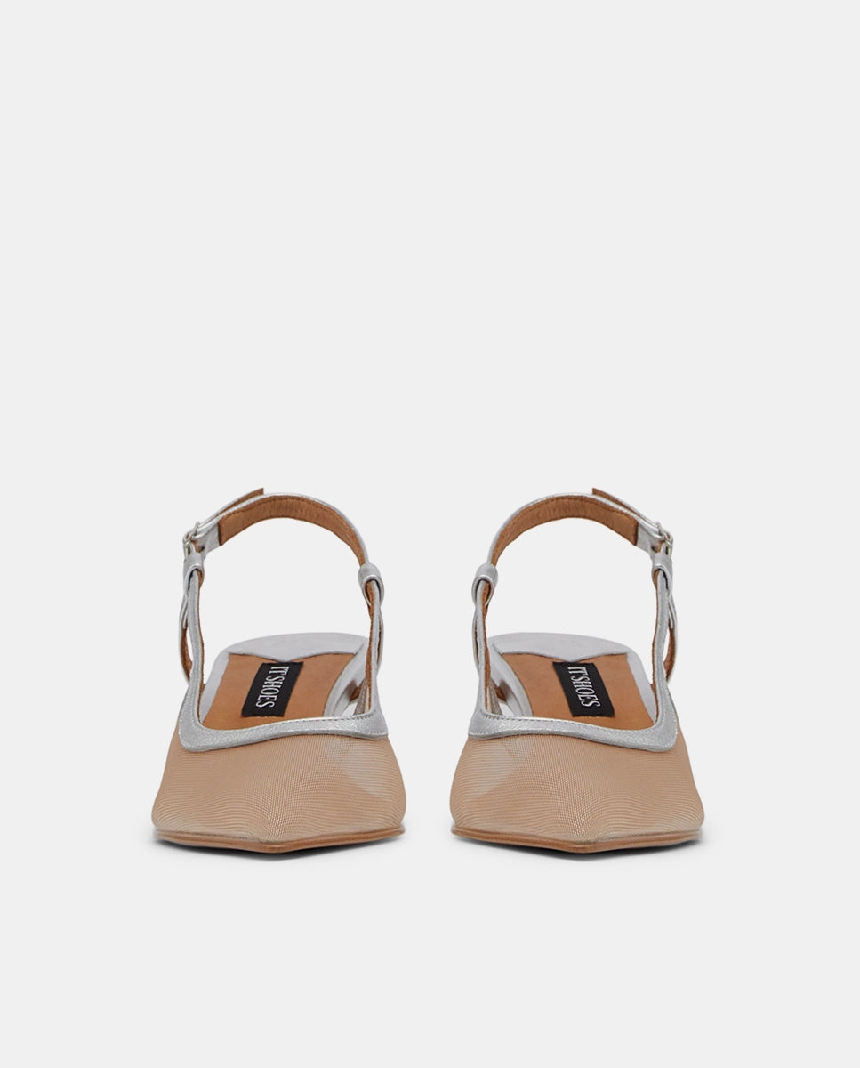 trasera de sandalias color plata con tacón y punta transparente