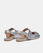 sandalias plateadas con hebilla doble y planas