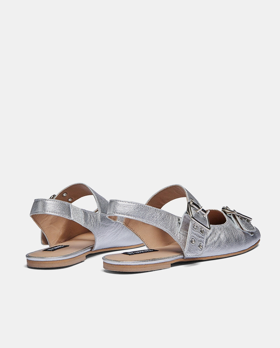 sandalias plateadas con hebilla doble y planas