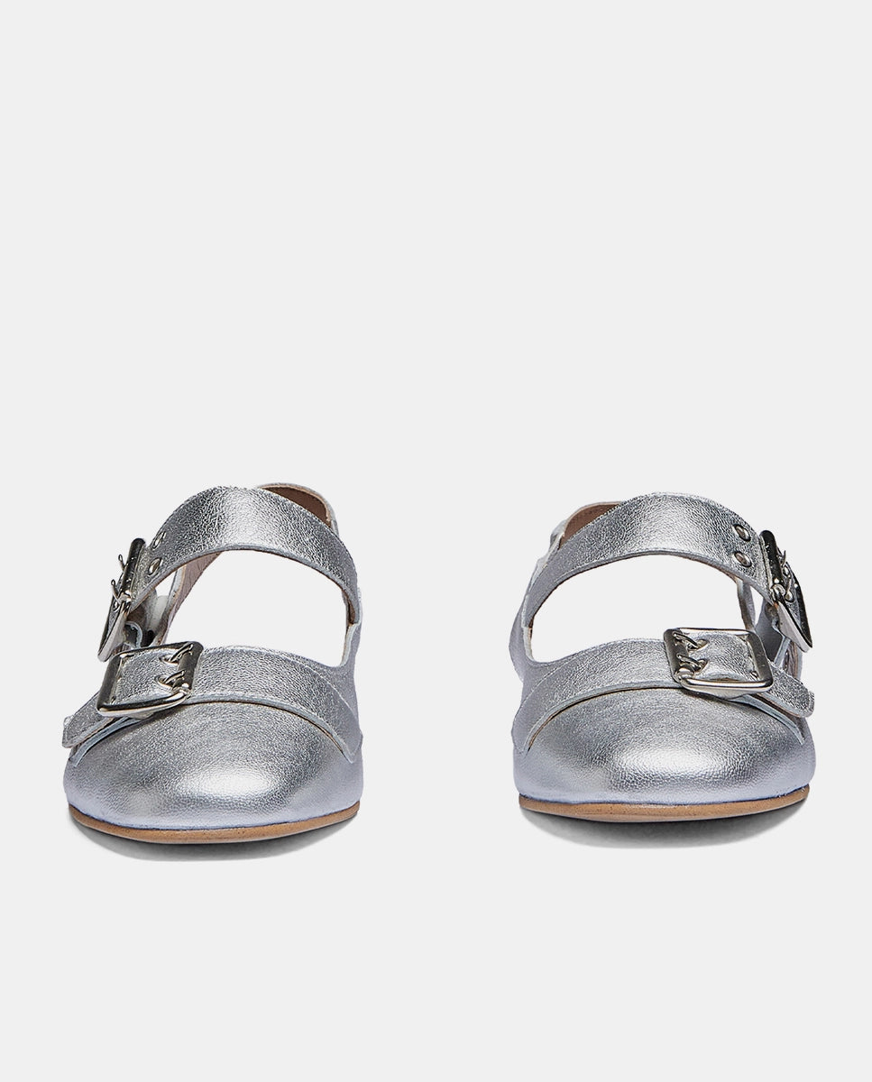 sandalias planas plateadas con doble hebilla