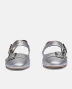 sandalias planas plateadas con doble hebilla