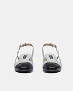 par de sandalias blancas en piel estilo old money con puntera negra