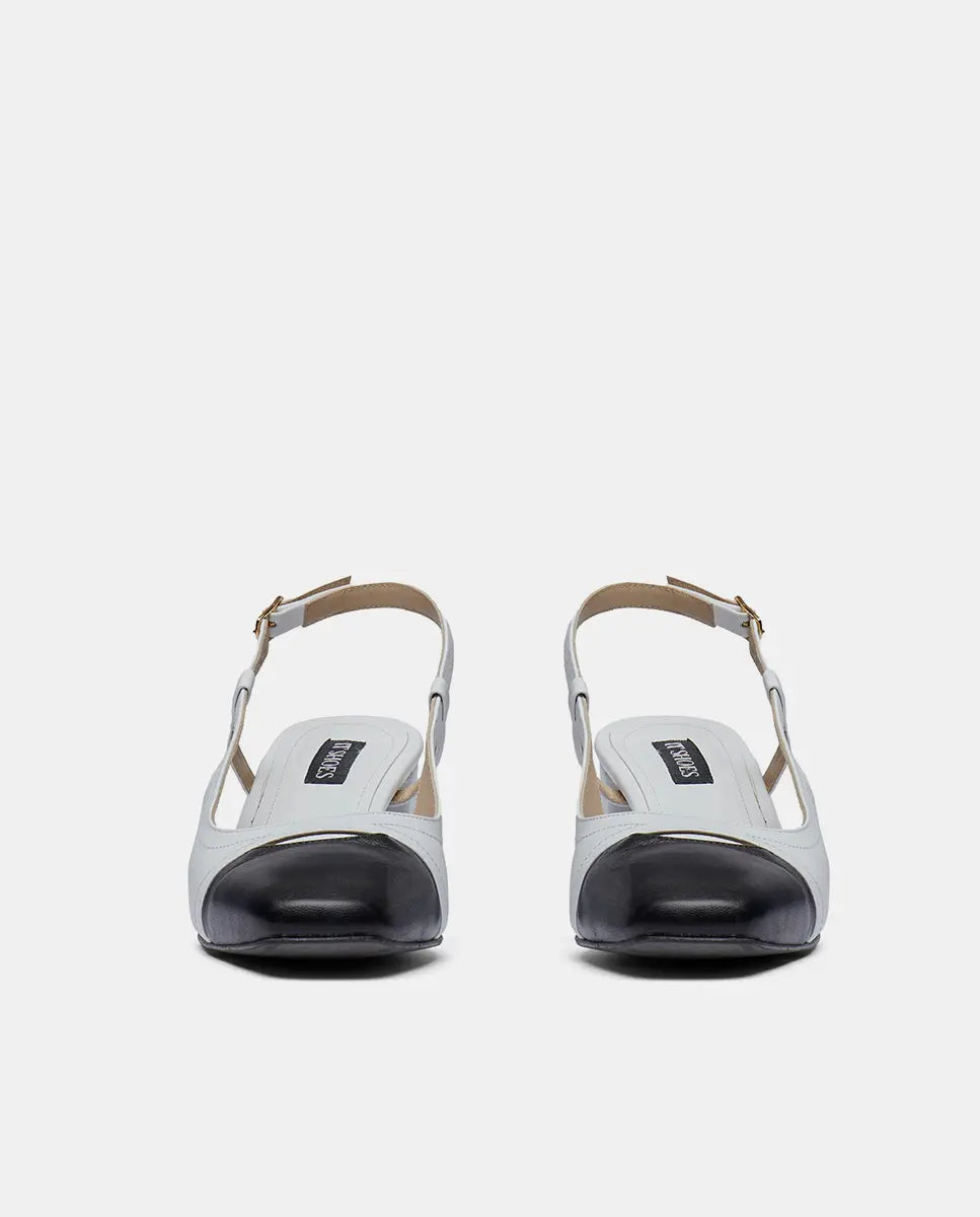 par de sandalias blancas en piel estilo old money con puntera negra