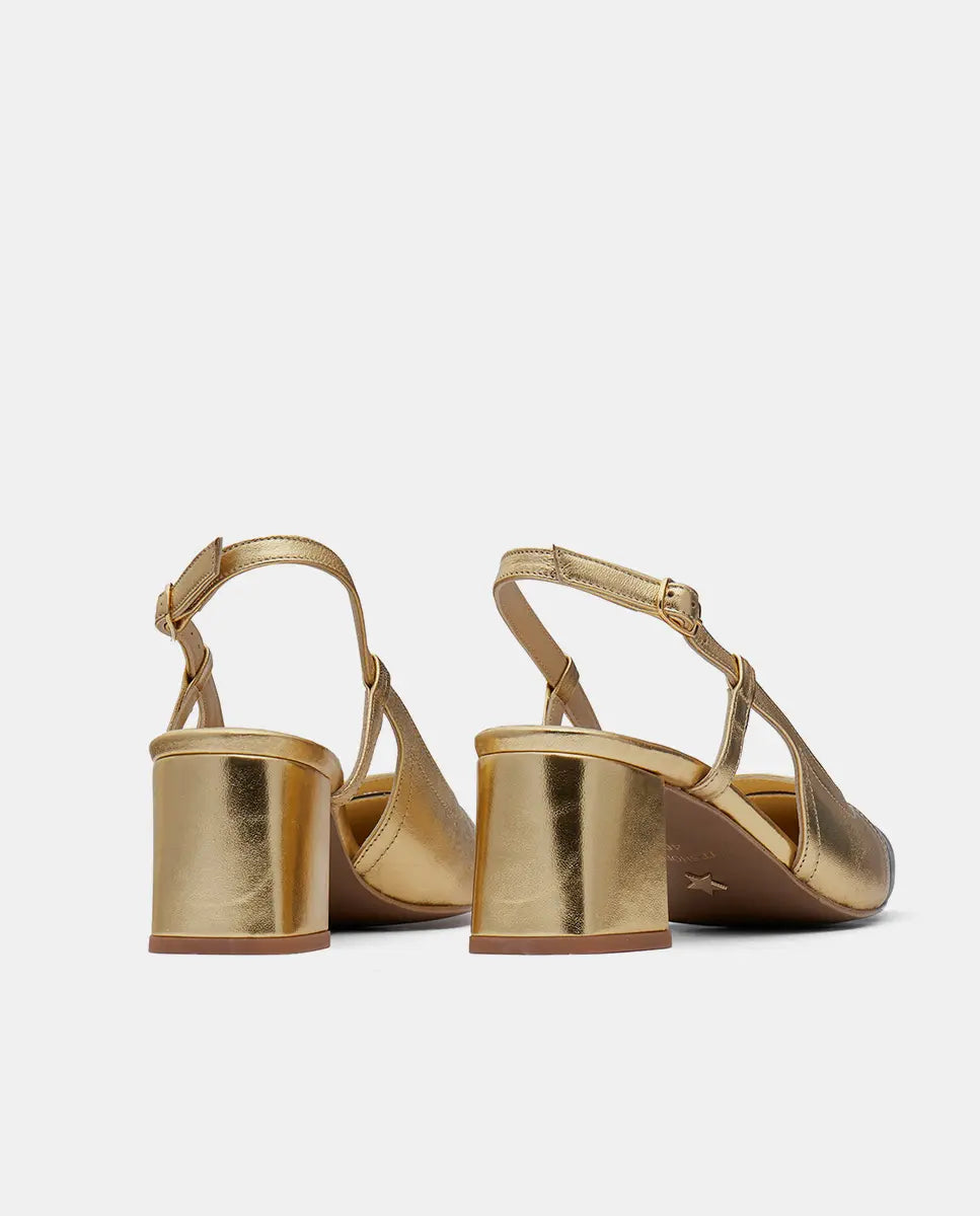 Elegantes sandalias doradas tipo old money