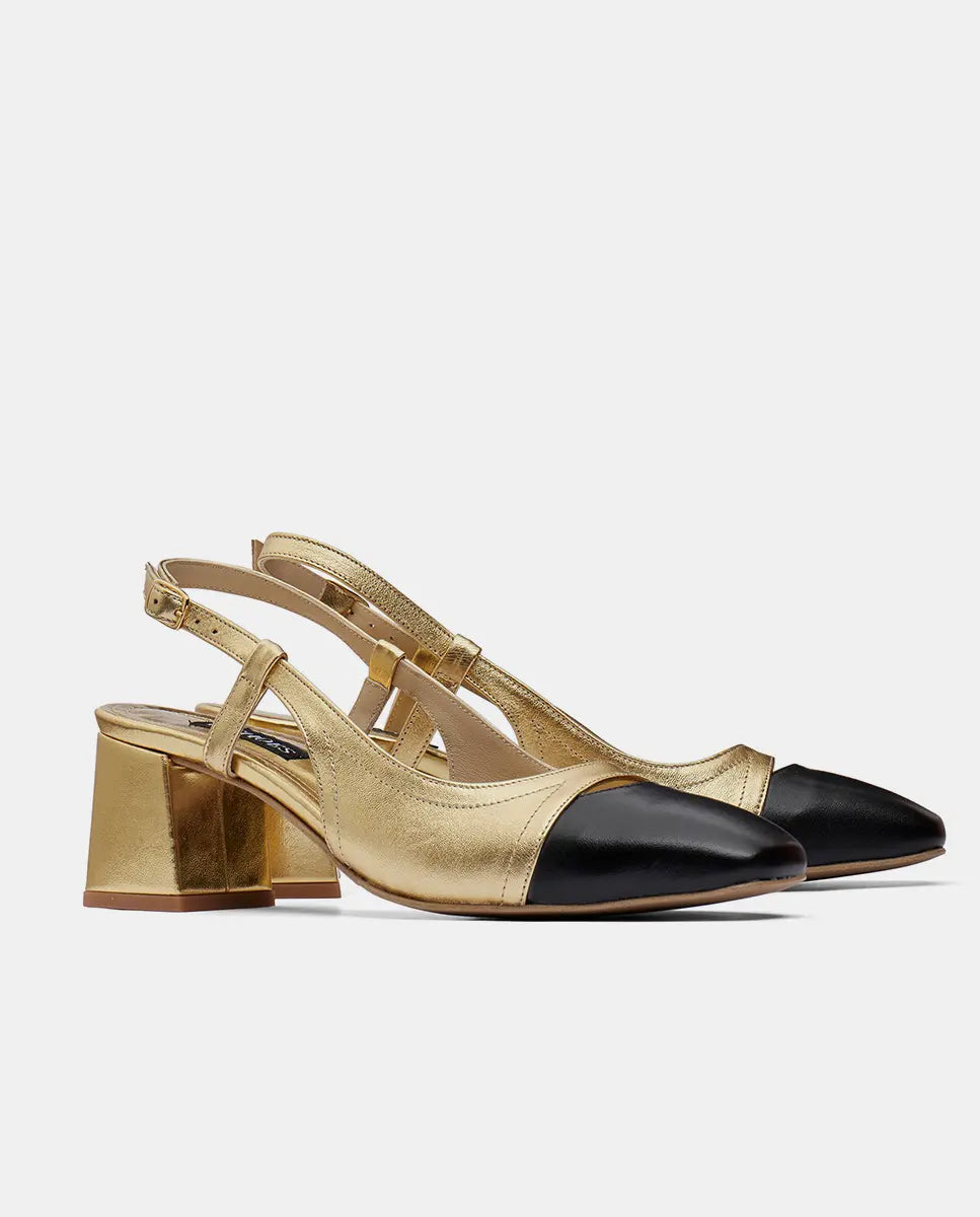 sandalias doradas con tacón y puntera negra estilo old money