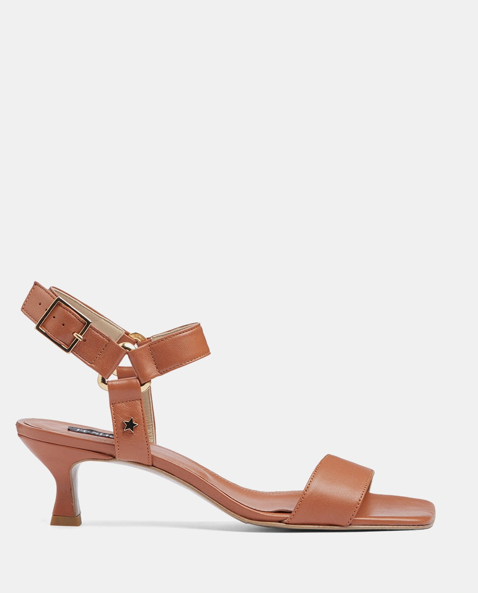 sandalia de tacón marrón para mujer