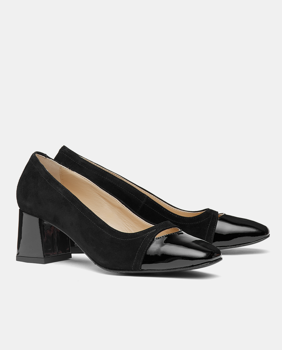 par de zapatos negros en ante con tacón medio para mujer