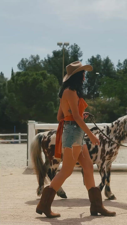 Look vaquero de mujer con botas cowboy camel ante de caña media-baja