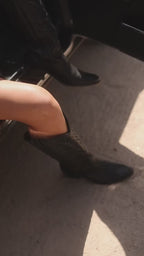 Look total cuero con chaqueta y botas negras cowboy mujer