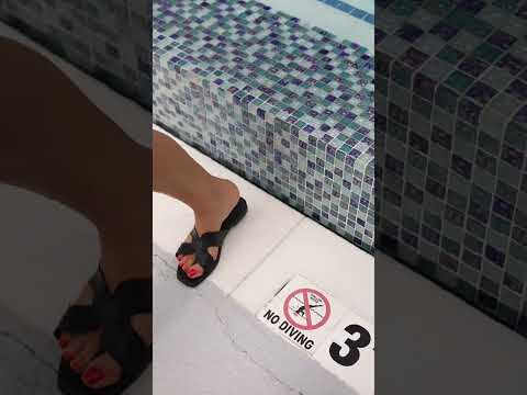 sandalia plana negra para mujer