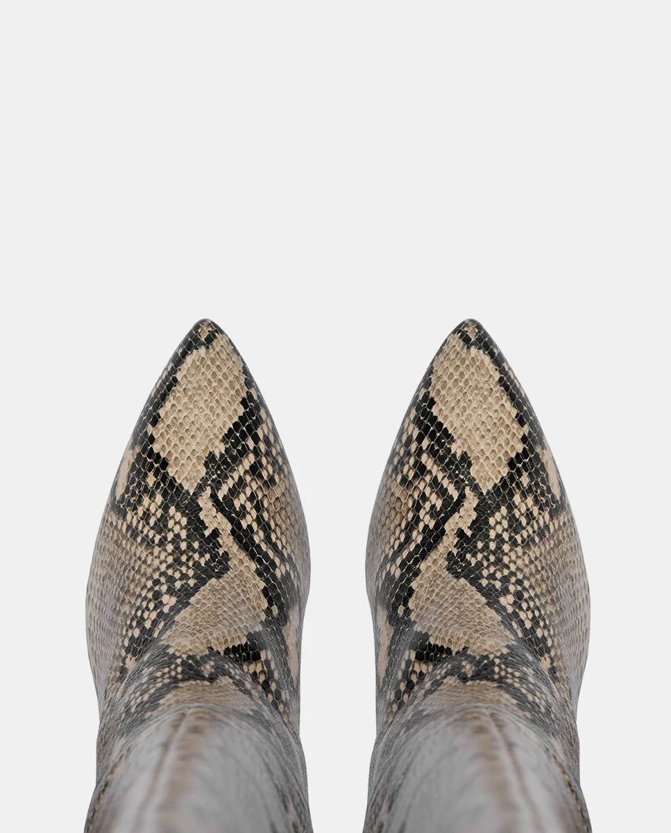 botas caña alta estampado serpiente con tacón