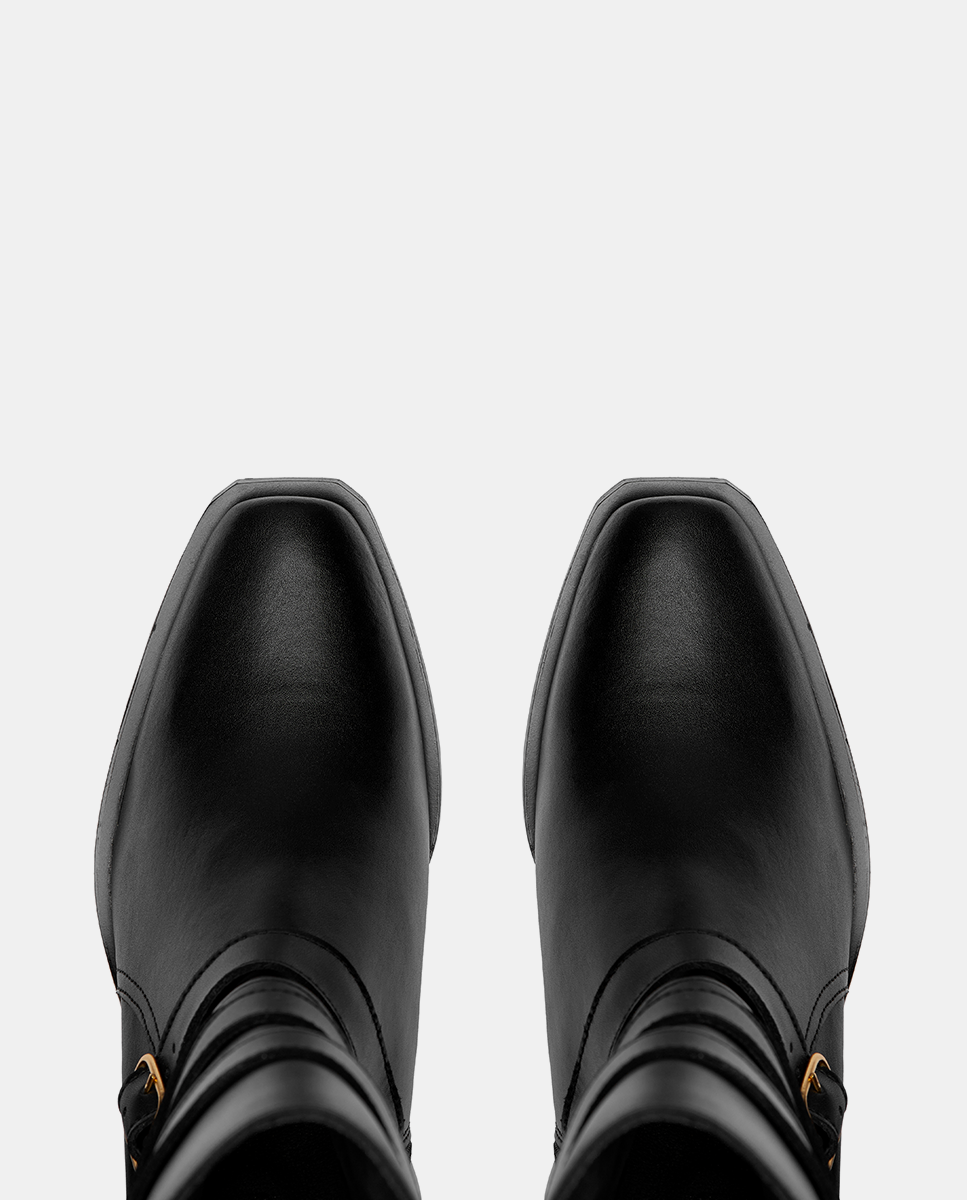 puntera botas biker negras para mujer con tres hebillas