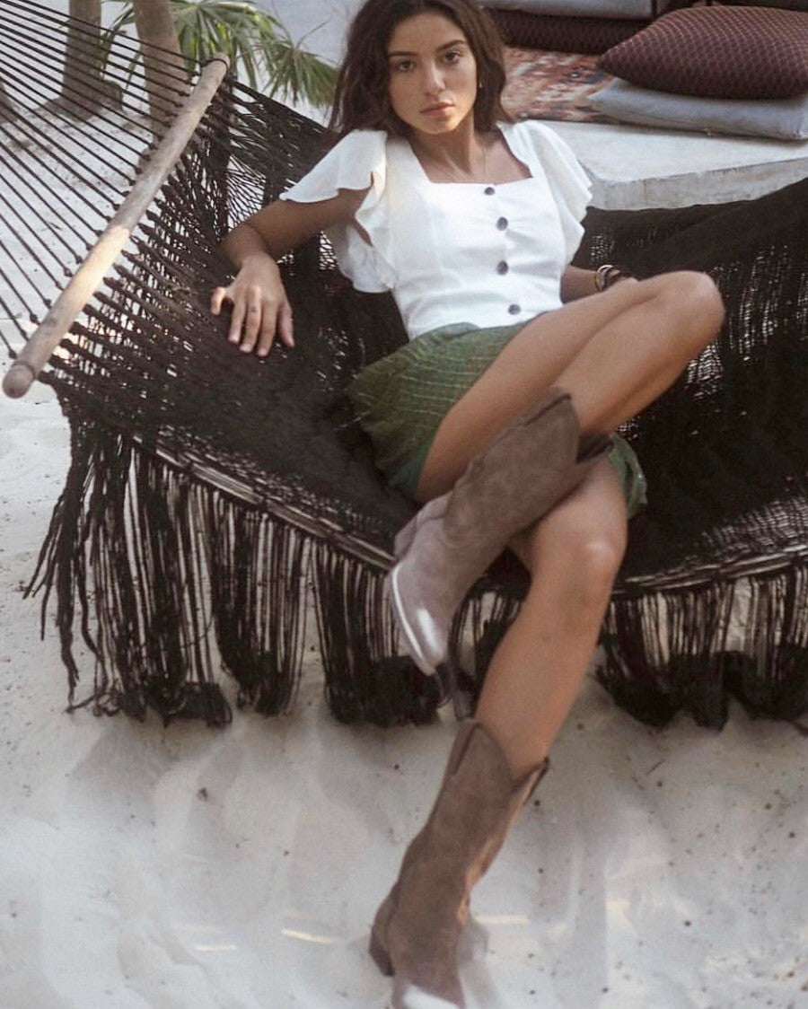 Look con botas camperas en ante marrón y blusa blanca