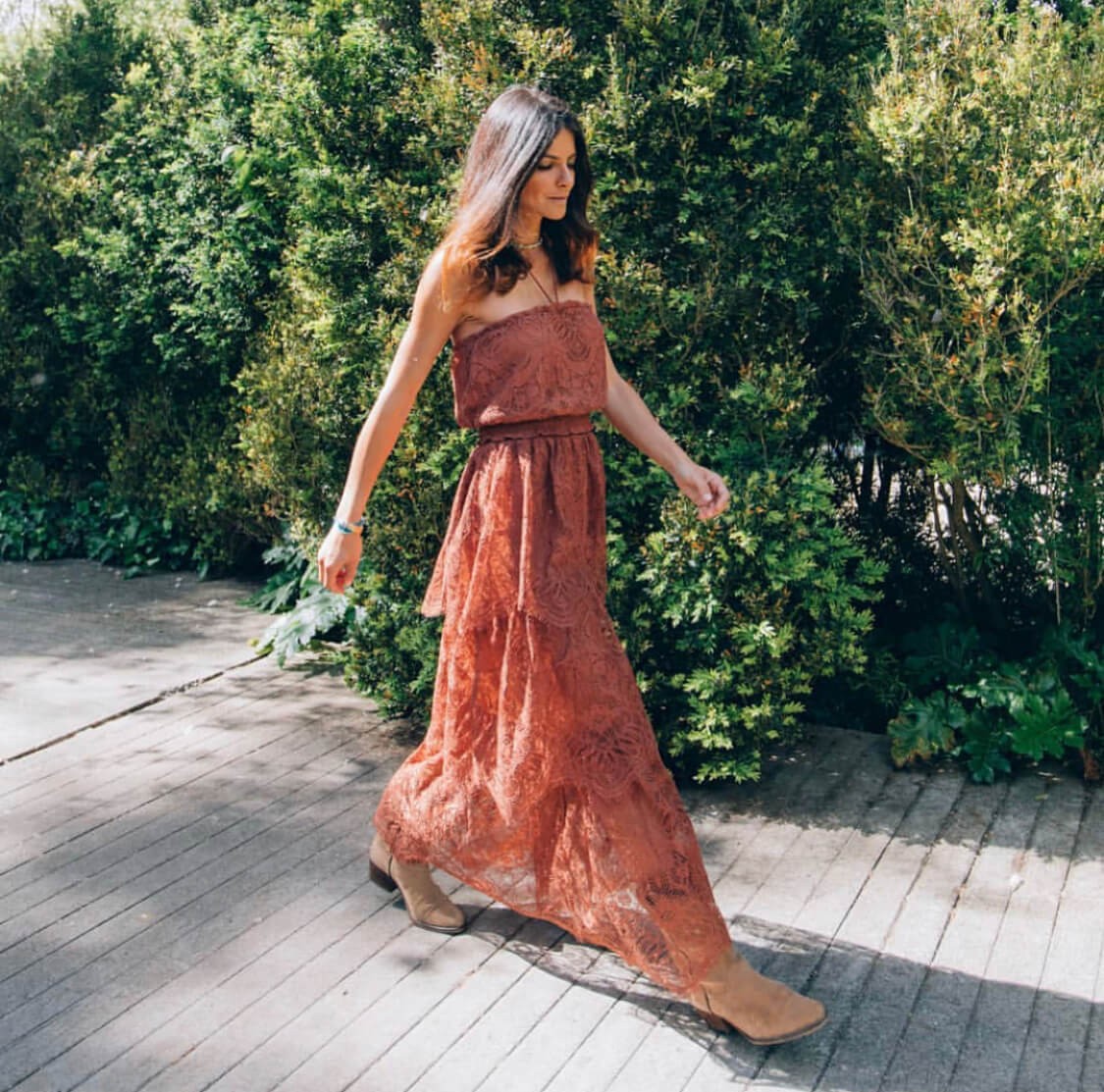 Vestido de volantes con botas cowboy taupe ante