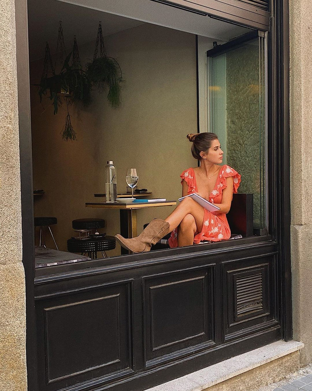 Mujer con vestido de verano y botas taupe estilo cowboy